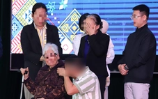 Phạm nhân tù chung thân được giảm án còn 20 năm gục khóc khi gặp lại mẹ già 85 tuổi trong trại