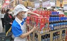 Hàng Tết lên kệ sớm: Nguồn cung dồi dào, giá ra sao?