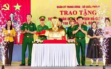 Tặng tượng chân dung Chủ tịch Hồ Chí Minh cho 168 xã, phường, đặc khu tại TP.HCM