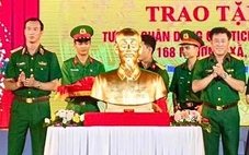 Tặng tượng chân dung Chủ tịch Hồ Chí Minh cho 168 xã, phường, đặc khu tại TP.HCM