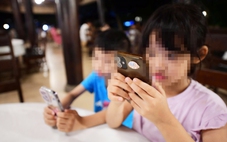 Con chơi game, lên mạng xã hội sớm: Cấm hay 'nương theo'?
