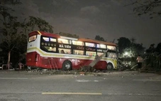 Bắt tạm giam tài xế xe khách lao vào nhóm người đang uống nước bên lề đường làm 2 người chết