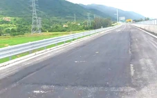 Mưa lũ làm hỏng mặt đường đoạn cao tốc Vân Phong - Nha Trang chưa đưa vào hoạt động?