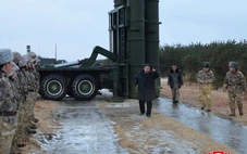 Ông Kim Jong Un thị sát nhà máy tàu ngầm hạt nhân, xem phóng tên lửa cao 200km 'vào không gian'