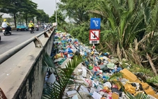 Quăng rác thành đống dưới chân cầu ở TP.HCM, UBND xã sẽ trích xuất camera phạt nguội