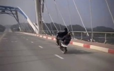 Nam thanh niên bốc đầu xe máy bị tịch thu xe