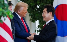 Ông Trump tặng Tổng thống Hàn Quốc chìa khóa vàng vào Nhà Trắng