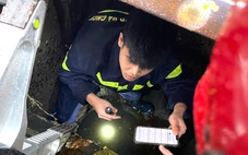 Cảnh sát Đà Nẵng xuống cống tìm điện thoại cho du khách nước ngoài