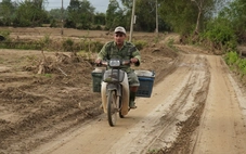 Bỗng dưng ruộng đồng thành 'mỏ cát' sau lũ, hướng dẫn các xã thu hồi đất cát thừa