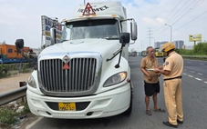 Nhiều tài xế xe container, xe tải... dừng, đỗ sai quy định trên đường Võ Chí Công bị lập biên bản