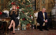 Tổng thống Trump và vợ hóa thân thành 'tổng đài viên' cho thiếu nhi dịp Giáng sinh