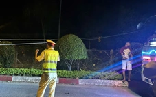 Cao tốc Liên Khương - Prenn tắc hai hướng do dây điện trung thế vắt ngang đường