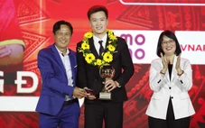 Lễ trao giải Quả bóng vàng Việt Nam 2025: Hoàng Đức nhận giải 'Cầu thủ được yêu thích nhất'