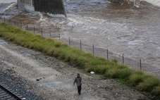 Mưa kỷ lục trút xuống bang đông người Việt ở Mỹ, chính quyền ban bố tình trạng khẩn cấp