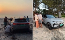 Xe điện sa lầy trên bãi biển, Toyota Fortuner ra tay cứu hộ