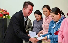 Nhận quà tái thiết từ Tuổi Trẻ và GREENFEED, dân vùng lũ xúc động: 'Biết cám ơn sao cho hết'