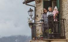 Ngôi làng Ý đón em bé đầu tiên sau 30 năm, nhiều người đổ xô tới xem