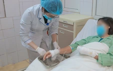 Hóa chất thông bồn cầu phát nổ khiến người phụ nữ bỏng nặng