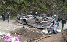 Lật xe chở đoàn từ thiện ở Lào Cai, 8 người chết