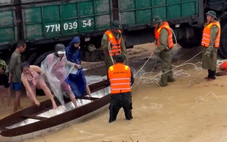 Dân bất ngờ vì 'chú bộ đội' cứu dân trong lũ dữ là Bí thư Tỉnh ủy