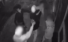 Công an phường Xóm Chiếu truy xét 14 thanh, thiếu niên chặn xe, hành hung người đi đường