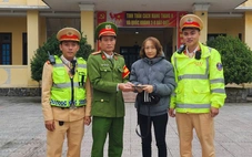 Nhặt được túi xách có 23 triệu đồng, CSGT lập tức đi tìm ‘khổ chủ’