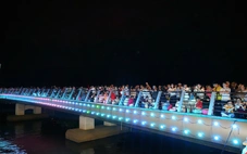 Cả chục ngàn người chen chân xem khai mạc Lễ hội văn hóa sông nước Cần Thơ