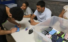 Nhiều học sinh không biết xem đồng hồ do lệ thuộc smartphone