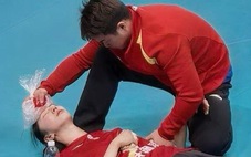 Ngôi sao Trung Quốc ngất xỉu vì 'gánh team', làng bóng chuyền tranh cãi