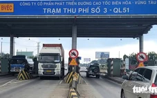 Nhùng nhằng tháo dỡ trạm thu phí bỏ hoang trên quốc lộ 51; Phụ huynh đóng học phí phải tốn thêm phí