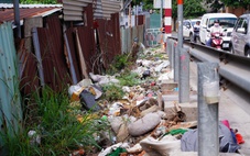 Rác sinh hoạt, rác xây dựng đổ tràn lan như trêu ngươi ở TP.HCM