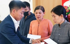 Dân vùng lũ nhận quà tái thiết của Tuổi Trẻ và GREENFEED: Có thêm tiền mua lúa giống cho vụ mùa mới