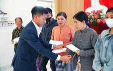 Dân vùng lũ nhận quà tái thiết của Tuổi Trẻ và GREENFEED: Có thêm tiền mua lúa giống cho vụ mùa mới