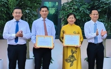 Khen thưởng hai trưởng ấp kịp thời phát hiện người ném rác xuống rạch