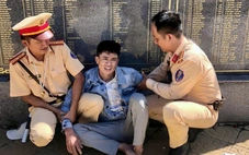 CSGT Tây Ninh khống chế thanh niên đi xe máy ngược chiều, quăng ví chứa ma túy để bỏ chạy