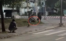 Ngồi nhậu trên vỉa hè, người đàn ông bị nhóm người dùng hung khí đánh đập