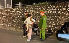 Kịp thời ngăn chặn người phụ nữ ôm con nhỏ định nhảy cầu Bãi Cháy