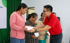 Tuổi Trẻ và GREENFEED tiếp sức 1 tỉ đồng cho người dân vùng lũ Đà Nẵng