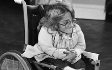 Diễn viên Melanie Watson mắc bệnh xương thuỷ tinh qua đời ở tuổi 57