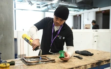 Anh: Lo ngại mất việc vì AI, nhiều bạn trẻ chuyển sang học nghề