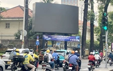 Di tích Viện Pasteur 'kêu cứu' vì chìm trong quảng cáo: Tháo dỡ 2 trong tổng số 3 trụ