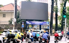 Di tích Viện Pasteur 'kêu cứu' vì chìm trong quảng cáo: Tháo dỡ 2 trong tổng số 3 trụ