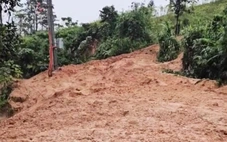 Mưa lớn gây sạt lở trên tuyến đường miền núi Đà Nẵng gây chia cắt một thôn