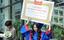 Gen Z ở TP.HCM đội mũ RTX, bê tráp cử nhân... mừng lễ tốt nghiệp