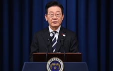 Một năm sau thiết quân luật, Tổng thống Hàn Quốc tuyên bố lấy 3-12 làm ngày lễ quốc gia