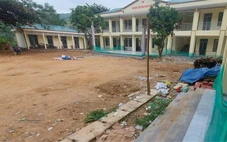 Học sinh ở miền núi Thanh Hóa học trong trường xây dựng dang dở