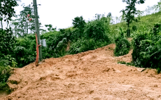 Mưa lớn làm sạt lở trên tuyến đường miền núi Đà Nẵng gây chia cắt một thôn