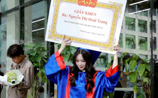 Gen Z ở TP.HCM đội mũ RTX, bê tráp cử nhân... mừng lễ tốt nghiệp