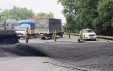 Hàng chục tấn thép từ xe container rơi xuống đường, hai người đi xe máy bị thương