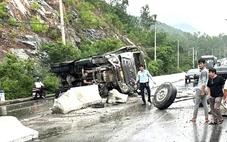 Xe tải lật chắn ngang đèo Cù Hin, giao thông từ Nha Trang đến sân bay Cam Ranh ùn ứ